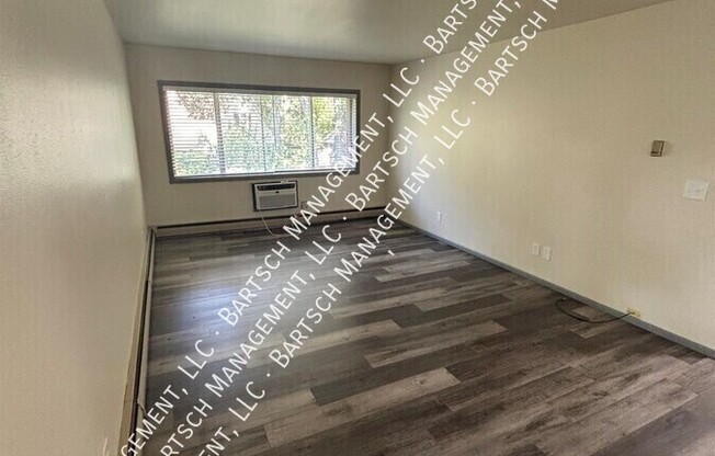 1422 E RACINE AVE