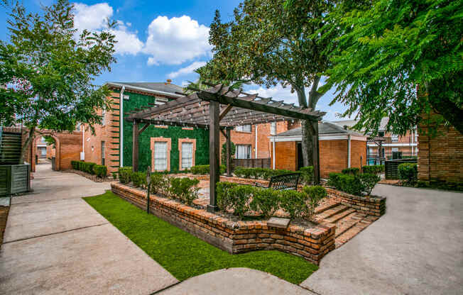 courtyard at Bellaire Oaks Apartments, Houston