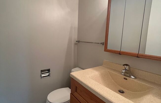 2 beds, 1.5 baths, 800 sqft, $875, Unit 4801 Claire #7