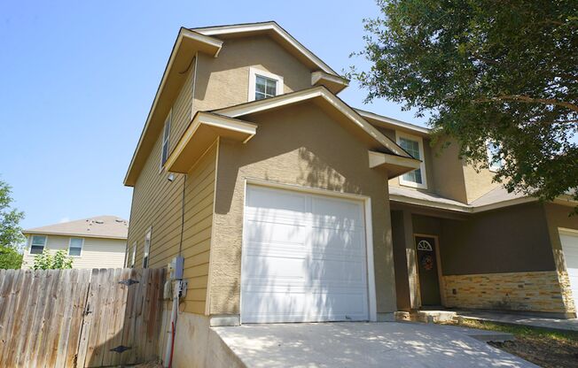 Lovely Townhome Living in the Northside School District - Realtor Commission: $350