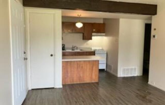 1 bed, 1 bath, $525, Unit Apt 5 - middle floor