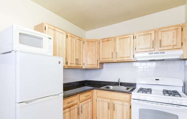 Wakefield-Hall-Kitchen-Cabinets-Appliances-and-Counter-Tops