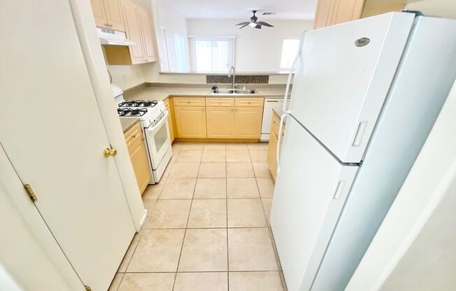 BEAUTIFUL 3 BEDROOM, 2.5 BATH TOWNHOME WITH 2 CAR GARAGE IN GATED COMMUNITY IN MOUNTAINS EDGE!!!