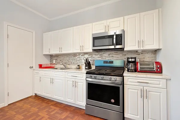 3 beds, 1 bath, $3,100, Unit 3L