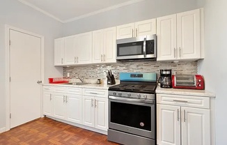 3 beds, 1 bath, $3,100, Unit 3L