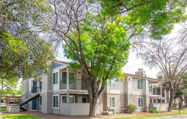 Exterior Building at River Oaks Apartments & Townhomes, Hanford, California