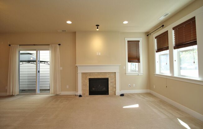 Gorgeous 2015 custom construction 4 Bed/2.5 Bath Home, just minutes from Tansasbourne!