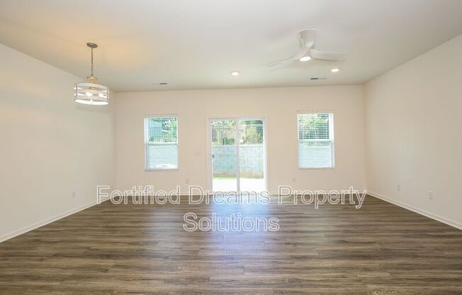 5 SALTFORD LN