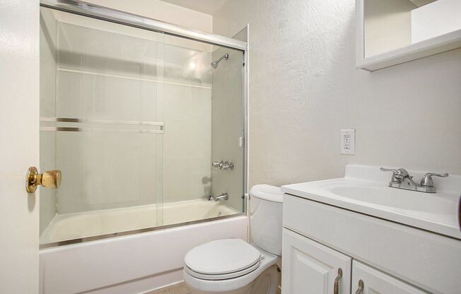 2 beds, 1 bath, $2,400, Unit C