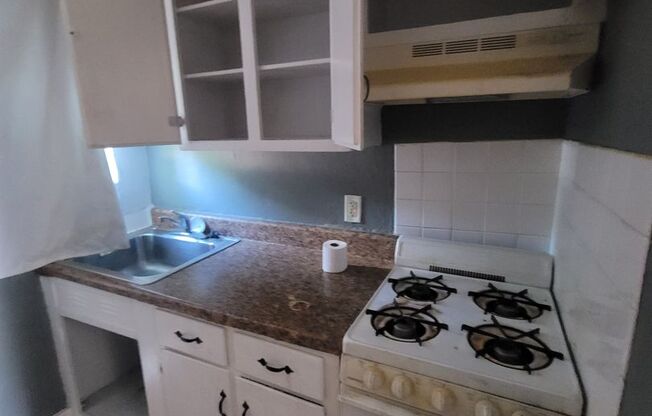 1 bed, 1 bath, 550 sqft, $575, Unit 8-C