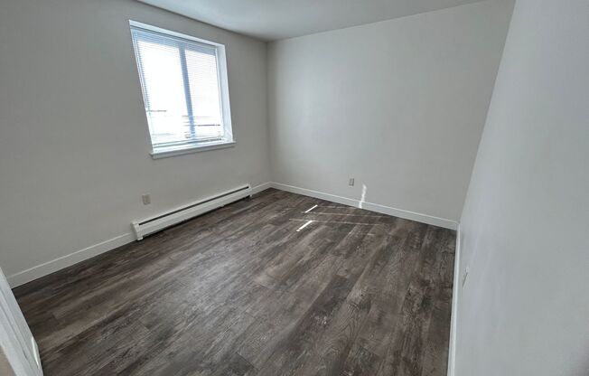 2 beds, 1 bath, $1,325, Unit 108