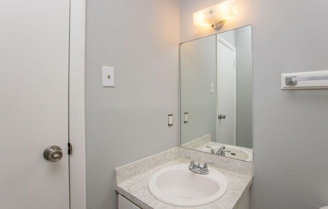 3 beds, 2.5 baths, 1,322 sqft, $950