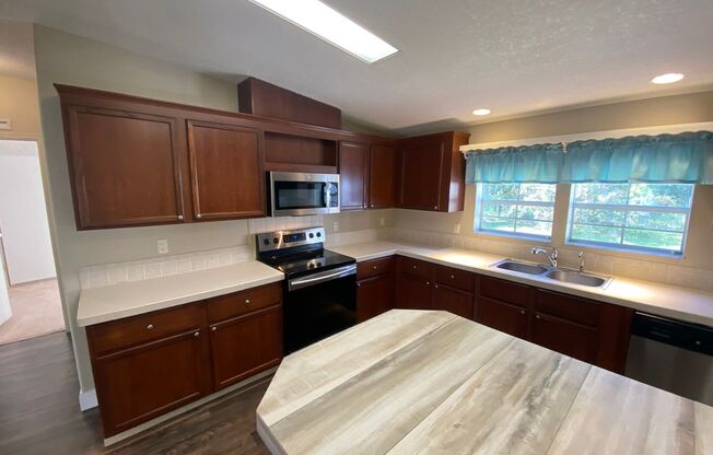 3 beds, 2 baths, $1,775, Unit # OAKLAND HLS