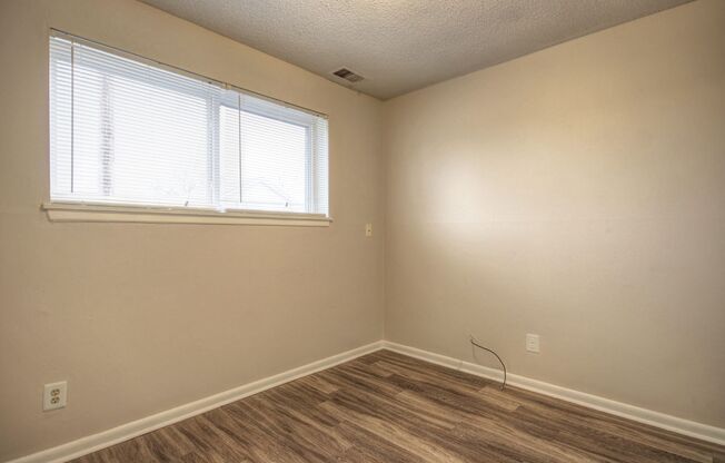 3 beds, 1.5 baths, 1,000 sqft, $1,125, Unit 1527-01