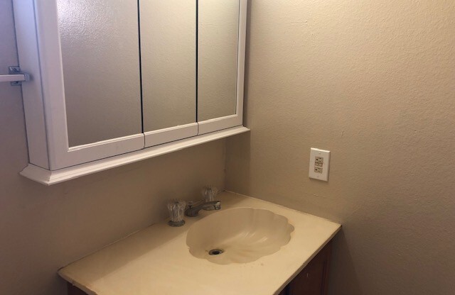 2 beds, 2 baths, $1,150, Unit #102