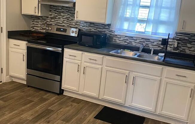 Charming & Move In Ready 3-Bedroom Home - Available April 15th!