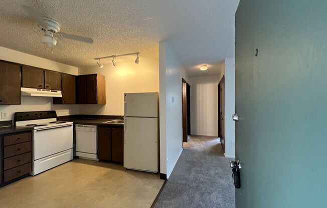 2 beds, 1 bath, 700 sqft, $1,275, Unit 415