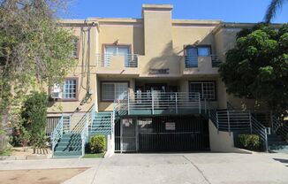 *Reduced* 2 bedroom Canoga Park condo with stackable washer and dryer provided!