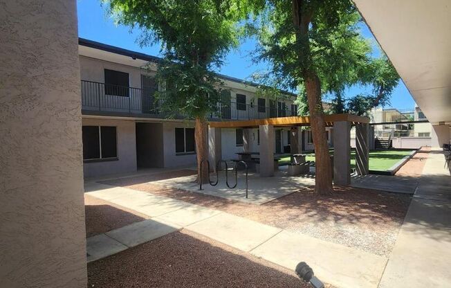 Centrally located community in Phoenix, offering move in special!