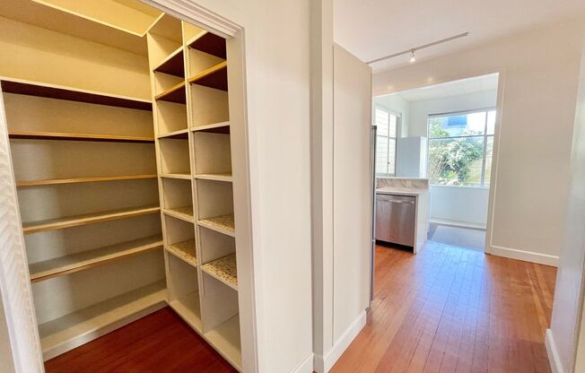 Full Floor, 1,725sqft, 3br/1.5 bath Buena Vista Park Edwardian Flat!  Parking! Storage! Laundry! Pets OK! PROGRESSIVE