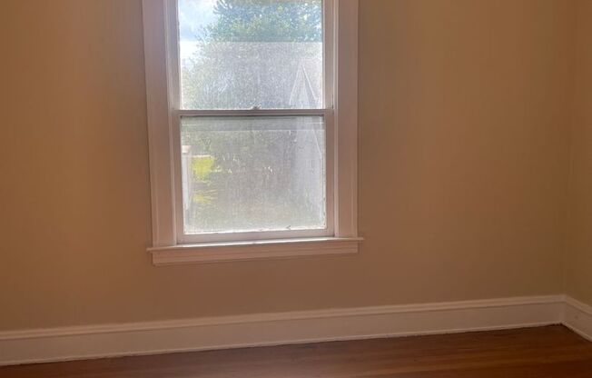 3 beds, 1 bath, $1,100