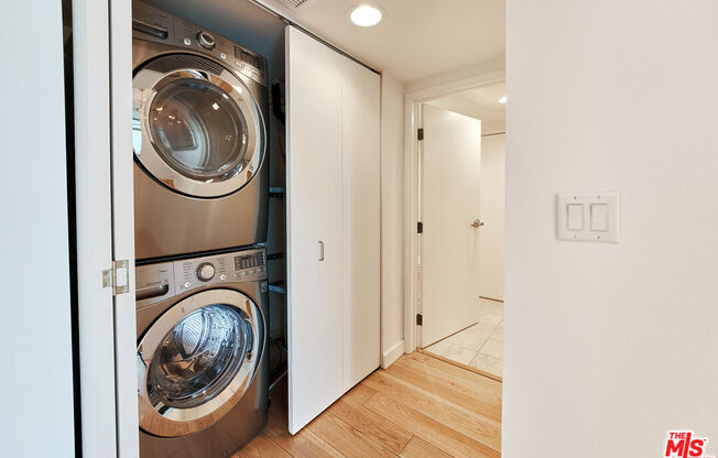 1 bed, 1 bath, 854 sqft, $4,400, Unit 1527