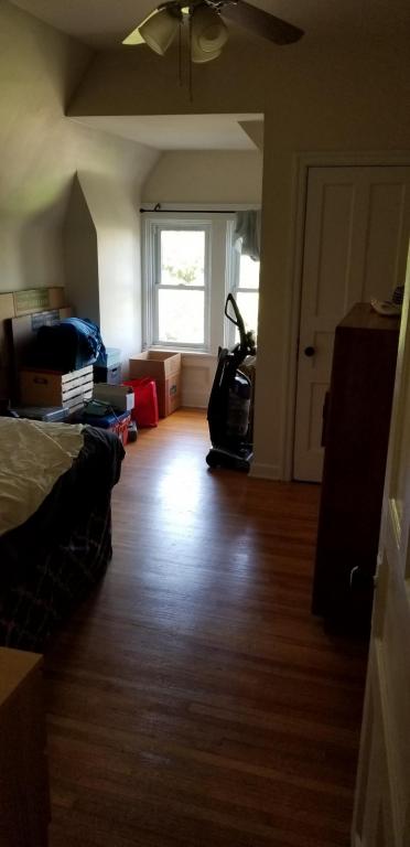 2 beds, 1 bath, 1,000 sqft, $1,300
