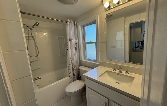 2 beds, 1 bath, 800 sqft, $2,400, Unit 27