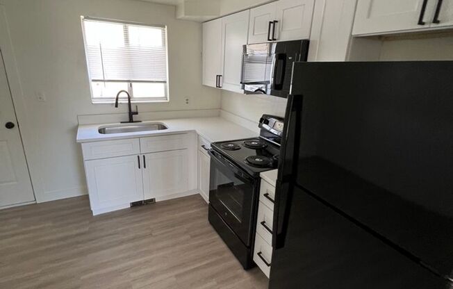 2 beds, 1 bath, 900 sqft, $1,250, Unit 13