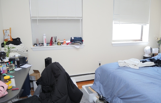 3 beds, 1 bath, 999 sqft, $4,200, Unit 21