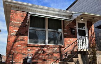 2 Bed 1 Bath  updated home - St. Louis' "The Hill" area