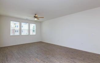 1 bed, 1 bath, 758 sqft, $1,041