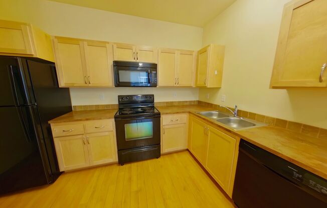 2 beds, 1 bath, $1,600, Unit 557 East 17th Ave #2