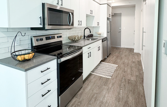 1 bed, 1 bath, 585 sqft, $1,715, Unit 516