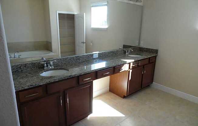 Gorgeous/spacious 5 bed/4 bath in Lake Burden of Windermere!