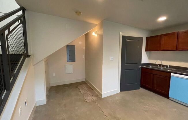 Studio, 1 bath, 700 sqft, $1,200, Unit C4