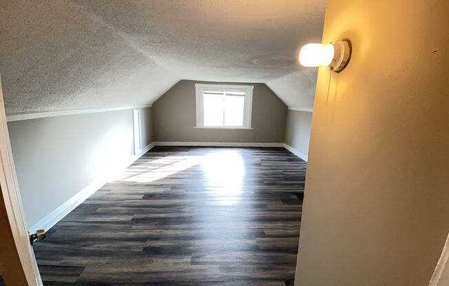 3 beds, 1 bath, $1,075, Unit Unit 2