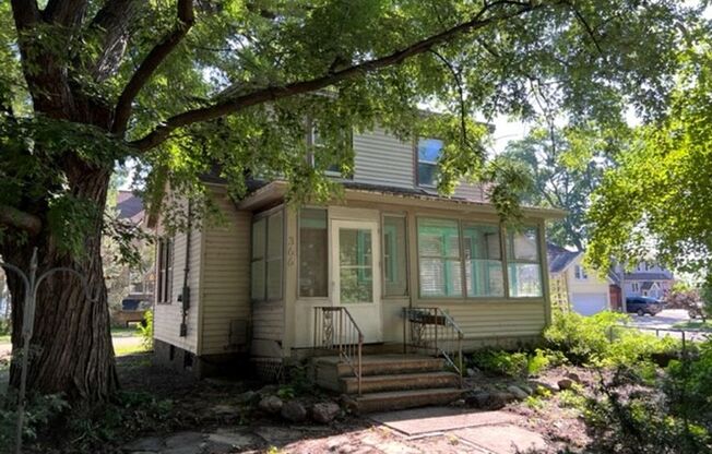 2 Bedroom / 1 1/2 bath in Lake neighborhood