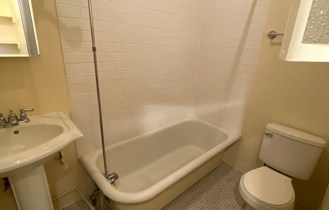 1 bed, 1 bath, 605 sqft, $1,195, Unit B-16