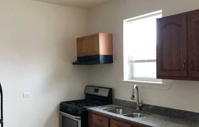 1547 N LEAMINGTON AVE