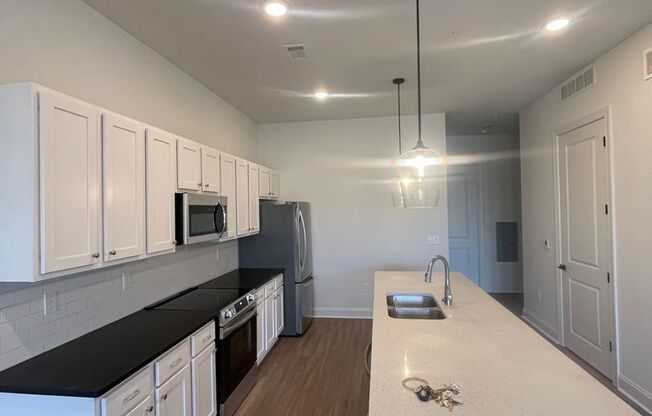 1 bed, 1 bath, 859 sqft, $1,600, Unit B103