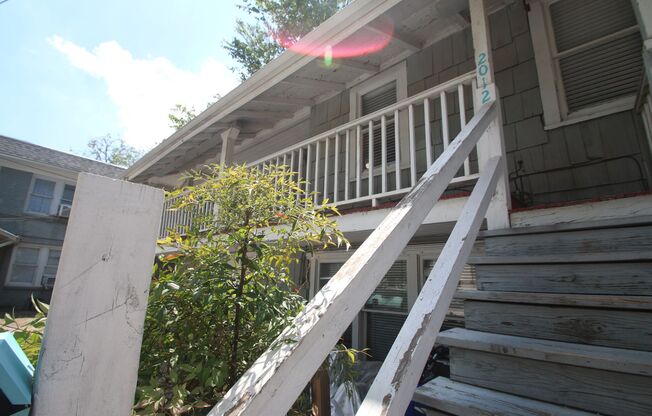 Simply the BEST! Adorable 1 Bedroom/1 Bath Located off Historic Camp Bowie! ((Covered Deck)) Minutes to Downtown Ft Worth ~