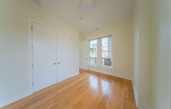 Luxurious 3b/2b + Den Living in Lincoln Park