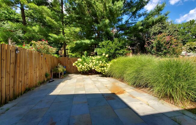 Fabulous 3BR/3.5BA Potomac Townhome, in Inverness Knolls!!