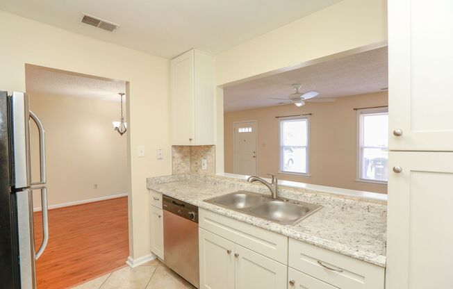 2 beds, 1 bath, $1,595