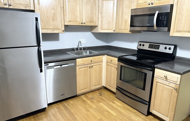 2 beds, 2 baths, 938 sqft, $2,700, Unit 7