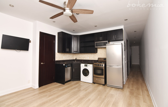 3 beds, 1 bath, $4,537, Unit 27