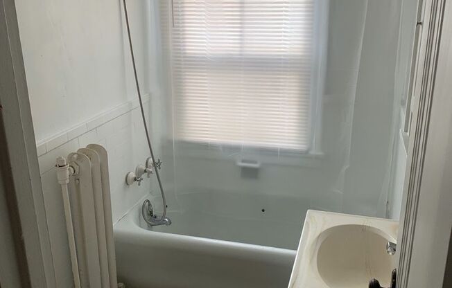 2 beds, 1 bath, 728 sqft, $1,450, Unit 5G