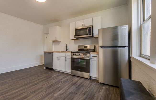 3 beds, 1 bath, $1,300, Unit (201 Locust)1st FLR Right