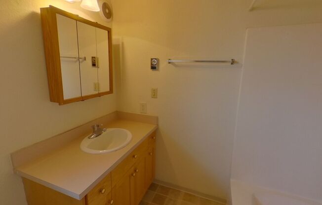 2 beds, 1 bath, $1,200, Unit 5